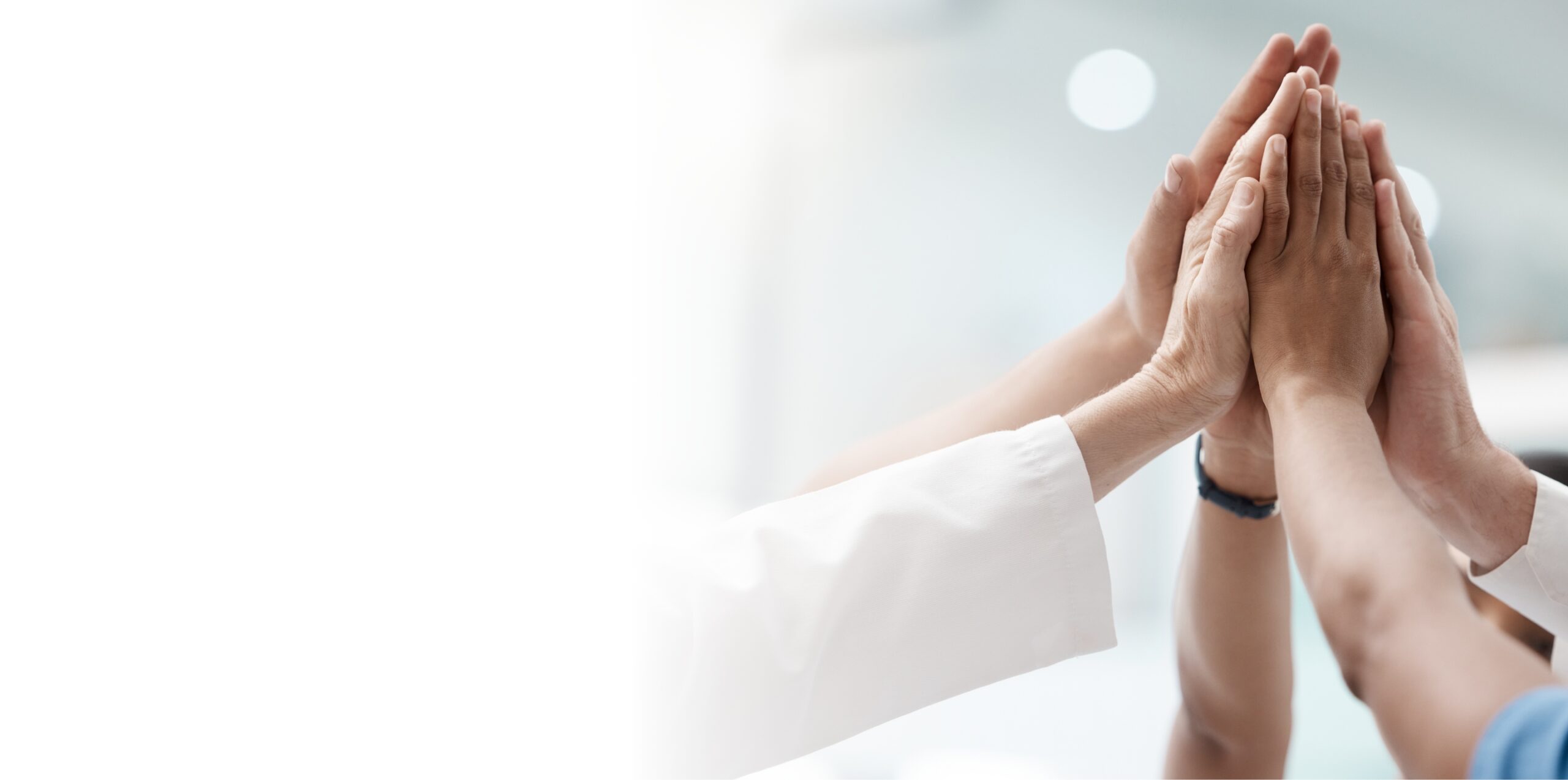 <h2><b>Przywracamy medycynie jej ludzki wymiar<br />
i naukową rzetelność poprzez integrację wiedzy mistrzów<br />
z empatią i technologią.</b></h2>
