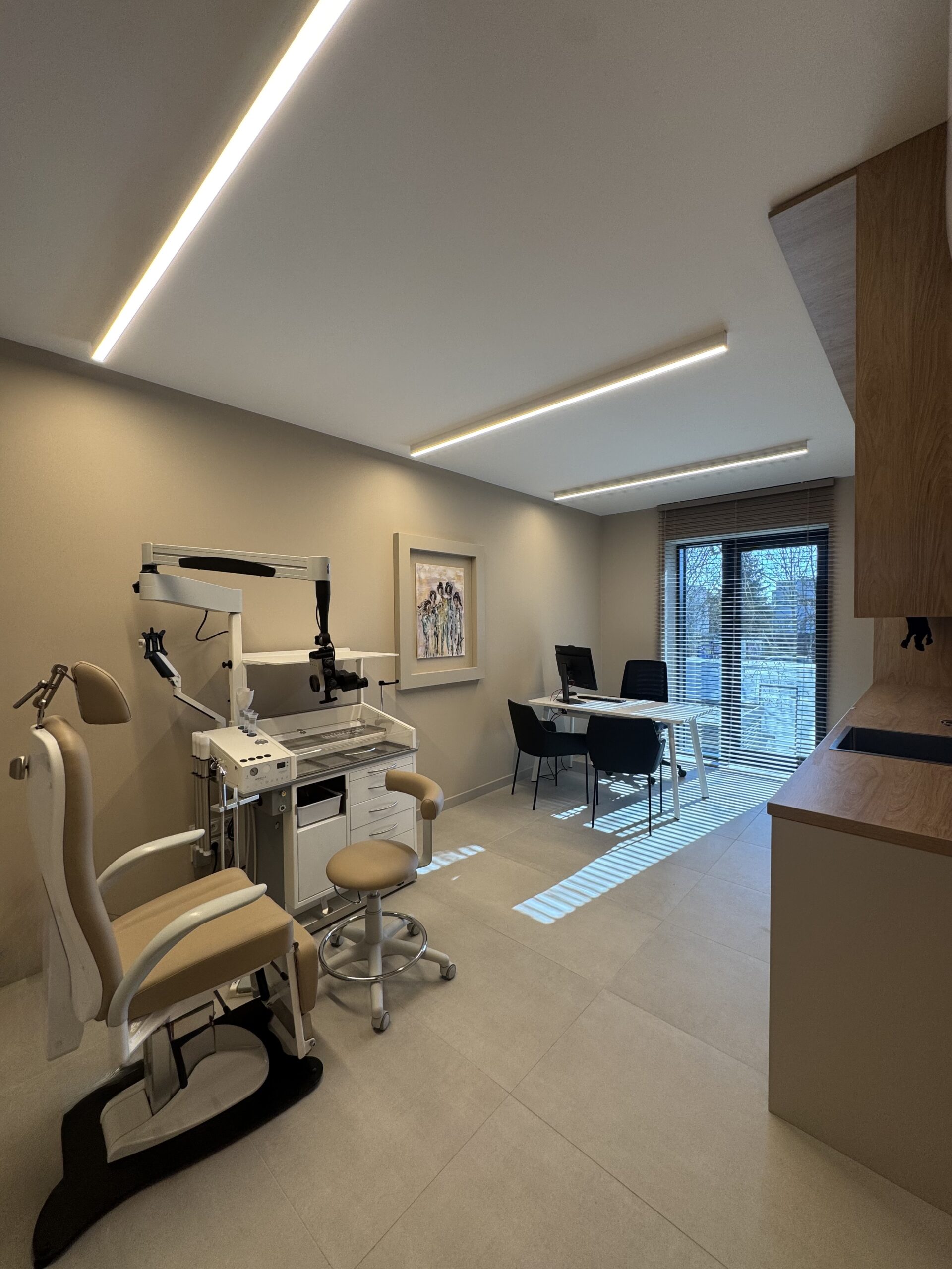 <p>Dziewięć nowoczesnych<br />
gabinetów</p>
